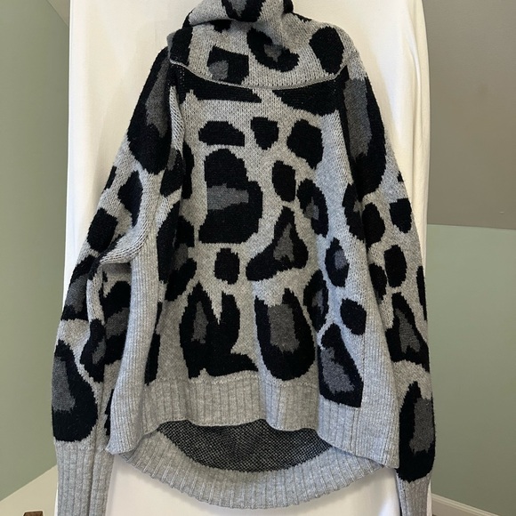 Neely Gray Cheetah turtleneck oversized sweater size Medium - Picture 2 of 9